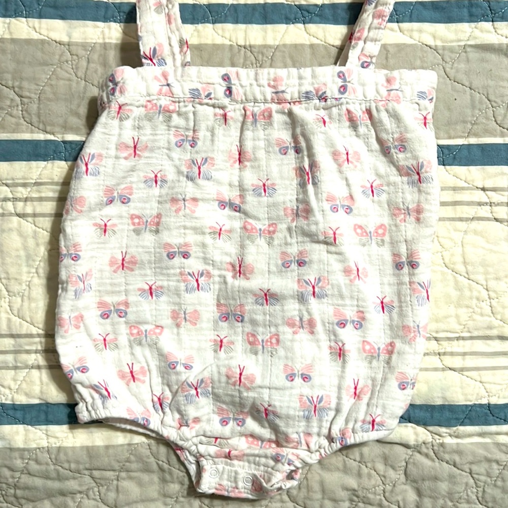 EUC aden + anais muslin cotton butterfly snaps adjustable romper size 6-9 months